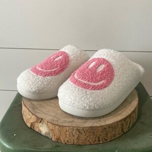 SLIPPERS. pink smile slippers.